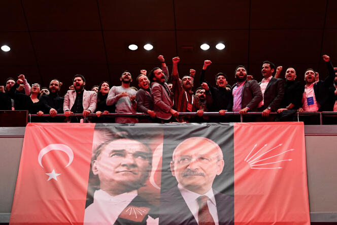 Un meeting du Parti républicain du peuple (CHP),à Istanbul, le 3 décembre 2022.  Sur l’affiche, les portraits de Mustafa Kemal Atatürk (à gauche) et de Kemal Kiliçdaroglu, actuel chef du CHP.