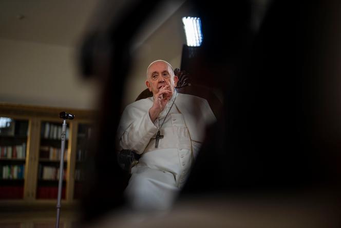 Le pape François, lors d’un entretien avec un journaliste de l’agence Associated Press,  au Vatican, le 24 janvier 2023.