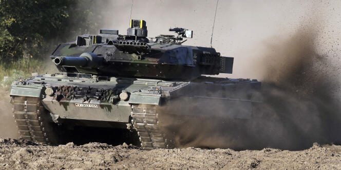 El tanque Leopard 2 está equipado con un cañón de ánima lisa de calibre 120 milímetros que le permite luchar contra el enemigo mientras realiza, hasta 70 kilómetros por hora, con un alcance de 450 kilómetros.