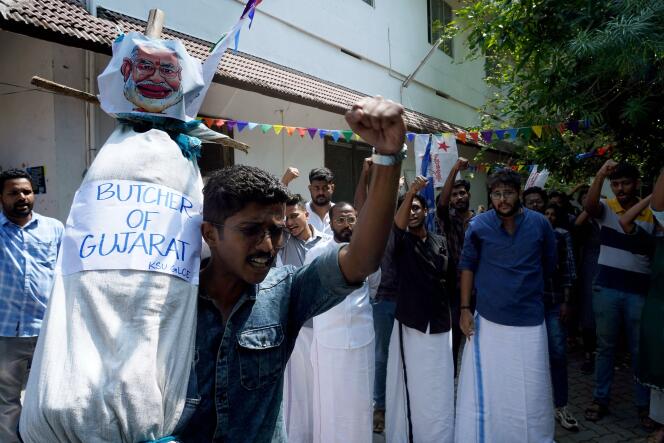 Des étudiants manifestent contre le premier ministre Narendra Modi, qu’ils surnomment « Le boucher du Gujarat »,  à l’université Ernakulam de Cochin, dans le sud-ouest du pays, le 25 janvier 2023.   