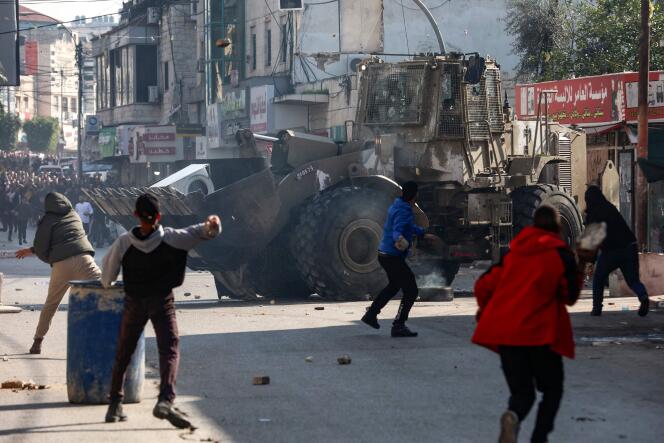 Confrontation entre des Palestiniens et un bulldozer de l’armée israélienne, à Jénine, le 26 janvier.