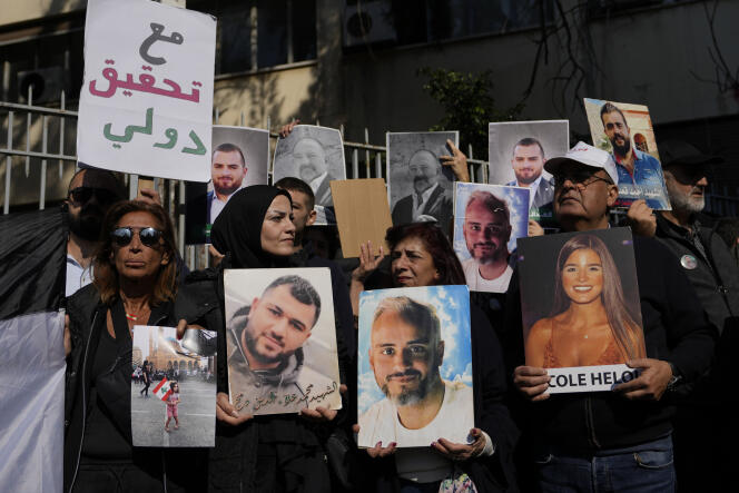 Des proches des victimes de l’explosion dans le port de Beyrouth manifestent en brandissant des portraits des défunts, devant le palais de justice de la ville, le 26 janvier 2023.