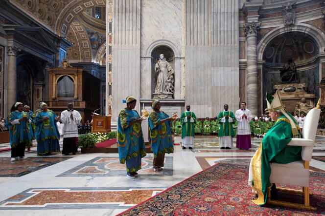 Le pape François lors d’une messe célébrée selon le rite zaïrois dans la basilique Saint-Pierre, au Vatican, le 3 juillet 2022.