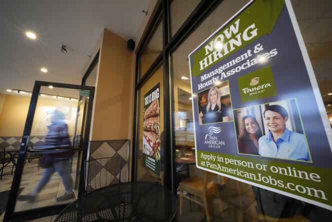 Des offres d’emploi affichées dans la vitrine d’un restaurant Panera Bread, à Pittsburgh, aux Etats-Unis, le 23 janvier 2023.