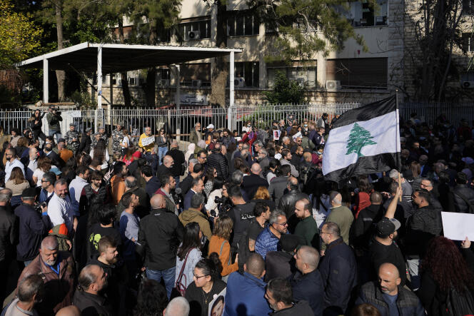 Des proches des victimes de l’explosion dans le port de Beyrouth, soutenus par une poignée d’activistes et de députés de l’opposition, devant le palais de justice de la ville, le 26 janvier 2023.