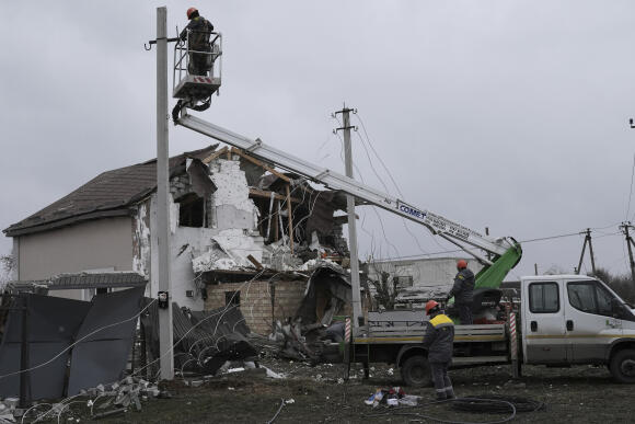 Une zone résidentielle détruite par une attaque russe, à Hlevakha, dans la région de Kiev, le 26 janvier 2023.