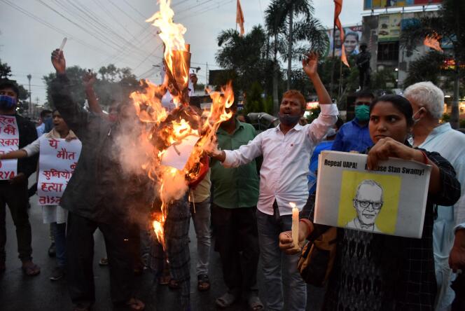 Des manifestants brûlent les effigies du gouvernement après la mort du prêtre jésuite Stan Swamy, à Ranchi (Inde), le 5 juillet 2021.