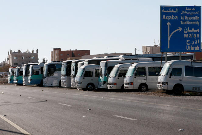 Los transportistas jordanos continúan una huelga iniciada más de diez días antes para protestar contra el aumento de los precios del combustible, el 16 de diciembre de 2022 en la provincia de Maan (Jordania).