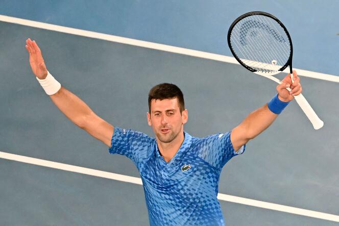 Novak Djokovic tras su victoria en semifinales sobre el estadounidense Tommy Paul, en Melbourne, Australia, el viernes 27 de enero de 2023. 