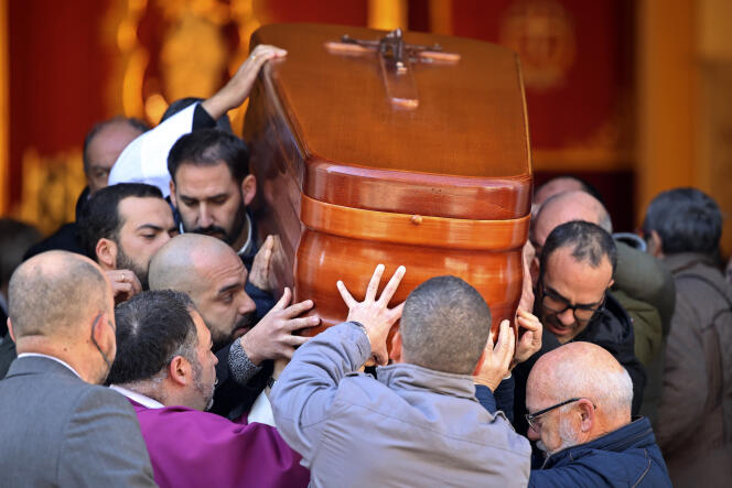 Le cercueil du sacristain tué mercredi 25 janvier, après une messe de funérailles à Algésiras, en Espagne, le vendredi 27 janvier 2023. 