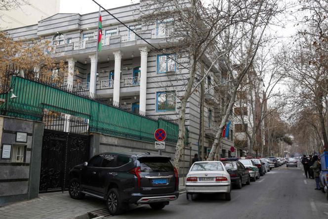 Fuera de la Embajada de Azerbaiyán en Irán, en Teherán, el 27 de enero de 2023.