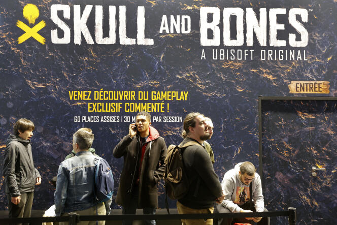 Les visiteurs font la queue pour jouer à « Skull and Bones », lors de la Paris Games Week 2022, le 2 novembre 2022.
