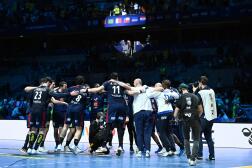 Les Bleus célèbrent leur victoire en demi-finale du Mondial de handball au détriment de la Suède, le 27 janvier. 