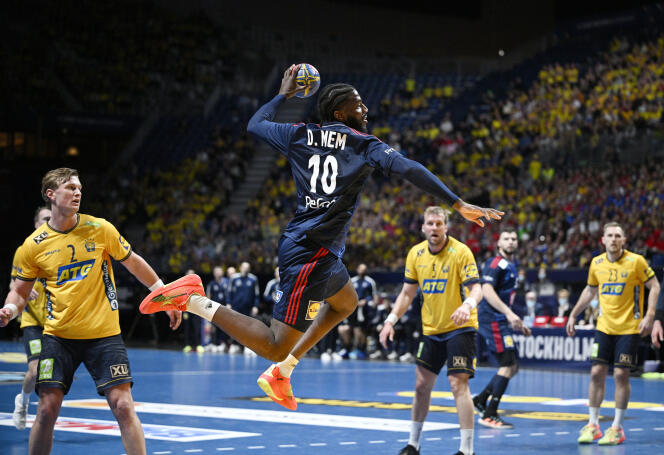 El trasero francés Dika Mem despega contra Suecia, en las semifinales de la Eurocopa 2023, en Estocolmo, el 27 de enero de 2023.