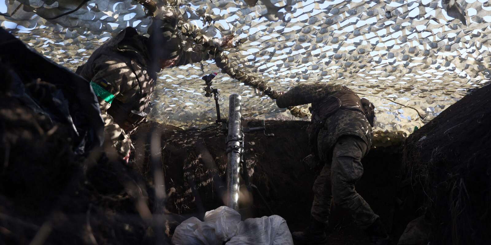 Des militaires ukrainiens se préparent à tirer avec des mortiers depuis leur position non loin de Bakhmout, dans la région de Donetsk, le 27 janvier 2023.