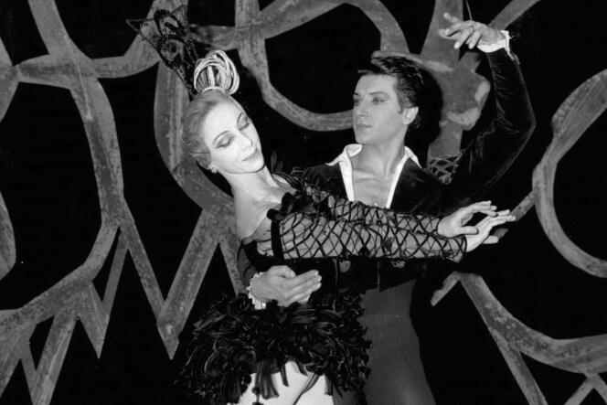 Los bailarines Attilio Labis y Rosella Hightower aparecen bailando en el ballet titulado 'Le Violon', el 14 de diciembre de 1962.