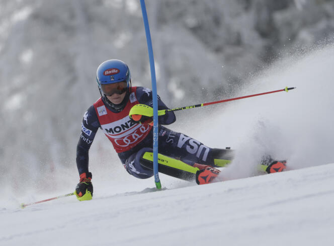 Mikaela Shiffrin dévale la piste lors du slalom de Coupe du monde de ski alpin, à Spindleruv Mlyn, en République tchèque, le 28 janvier. 