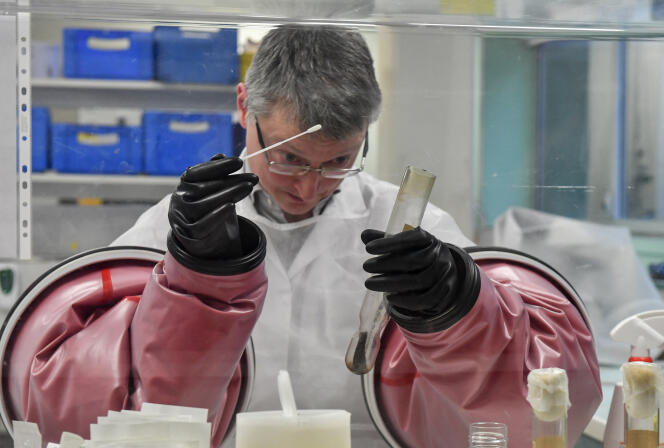 Philip Supply, director de investigación del CNRS en el Centro de Infecciones e Inmunidad de Lille, muestra el tubo de ensayo original que contiene la cepa de la vacuna biliar de Calmette y Guérin (BCG), el 22 de marzo de 2018.