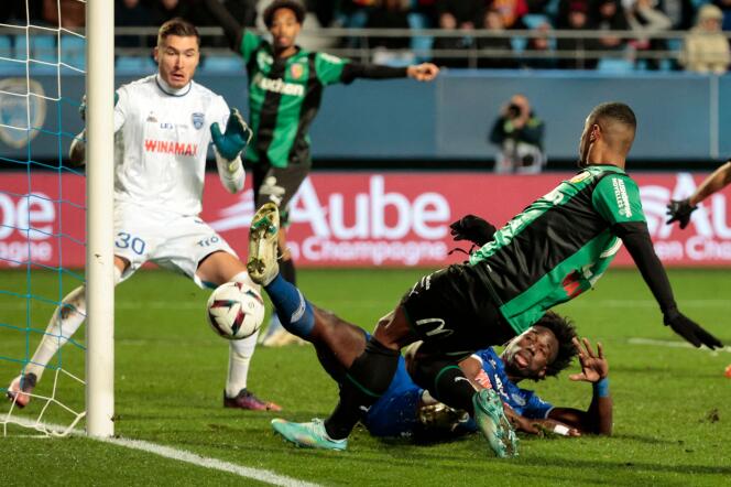 L’attaquant lensois Wesley Said (maillot rayé vert et noir) à la lutte devant le but adverse, le 28 janvier 2023, à Troyes.
