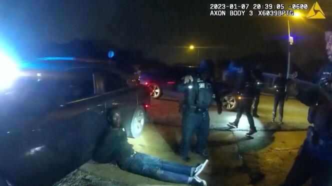 Tyree Nichols est arrêté par des policiers à Memphis, Tennessee, en ce 7 janvier 2023, photo prise à partir d'images capturées par la caméra corporelle d'un policier.