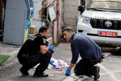 Des policiers israéliens sur les lieux de la fusillade qui a eu lieu à l’extérieur de la vieille ville de Jérusalem, le 28 janvier 2023. 