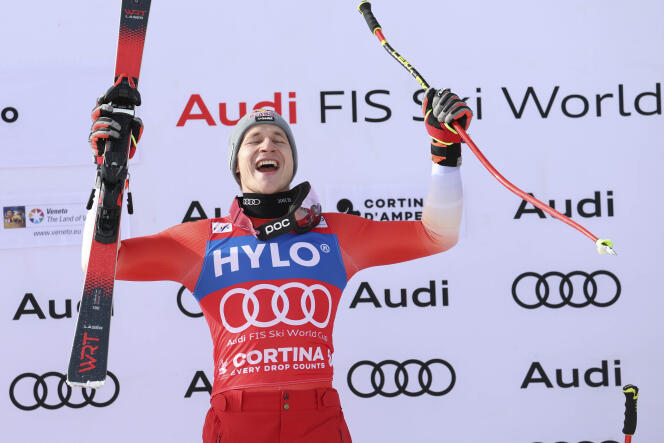 Marco Odermatt célèbre sa victoire sur le podium du Super-G de la Coupe du monde de ski alpin, à Cortina d’Ampezzo, en Italie, le 28 janvier.
