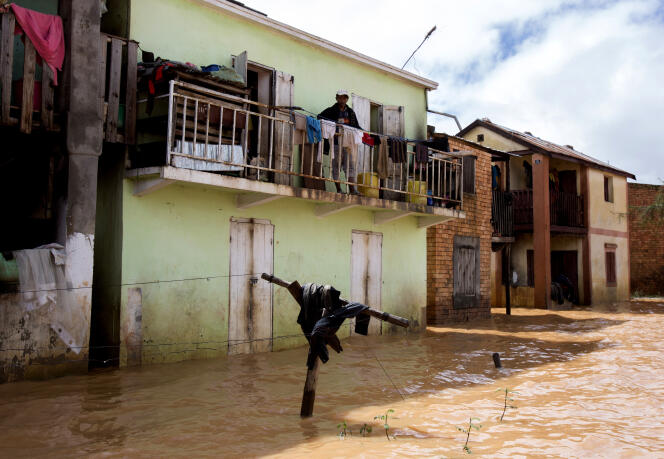 Une rue inondée d’Antananarivo, le 28 janvier 2023.