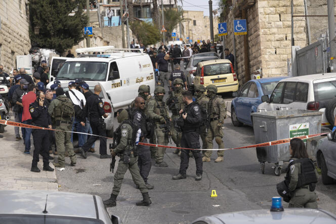 Des policiers israéliens sur les lieux d’une attaque près de la Vieille Ville de Jérusalem, samedi 28 janvier 2023. 