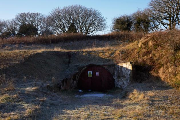 Une entrée condamnée de la mine d’anhydrite de Sandwith sur l’ancien site industriel de Marchon à Whitehaven, en Angleterre. Ces portails seront utilisés à nouveau pour accéder aux filons de charbon souterrains de Woodhouse Colliery.