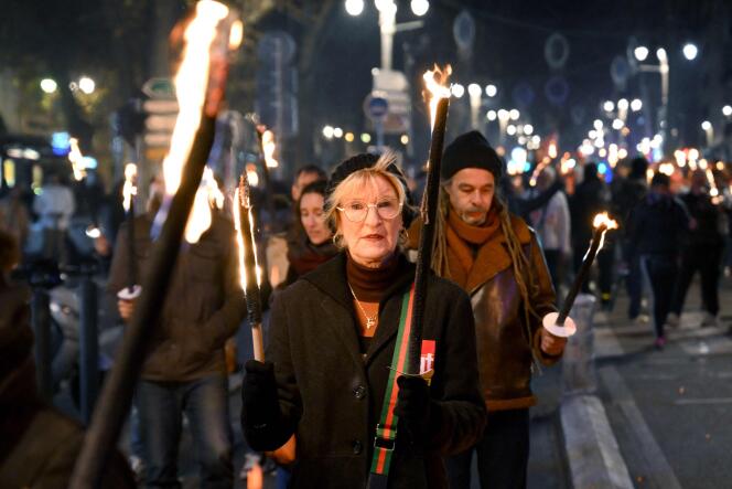 La CGT organizó una marcha con antorchas como parte de la movilización contra la reforma de las pensiones, en Marsella, el 17 de enero de 2023. 