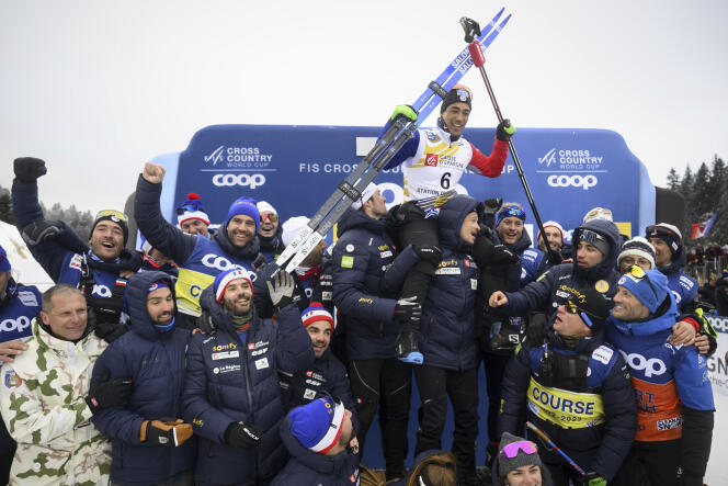 Richard Jouve celebra su victoria con los miembros del equipo francés de esquí de fondo en la clásica prueba de velocidad de la Copa del Mundo en Les Rousses (Jura), el 28 de enero de 2023. 