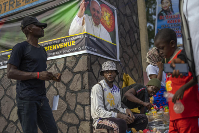 Des marchands à l’extérieur de la cathédrale Notre-Dame-du-Congo à Kinshasa, en République démocratique du Congo, dimanche 29 janvier 2023.