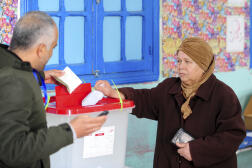 Une citoyenne tunisienne vote lors du second tour des élections législatives, le 29 janvier 2023, à Tunis.