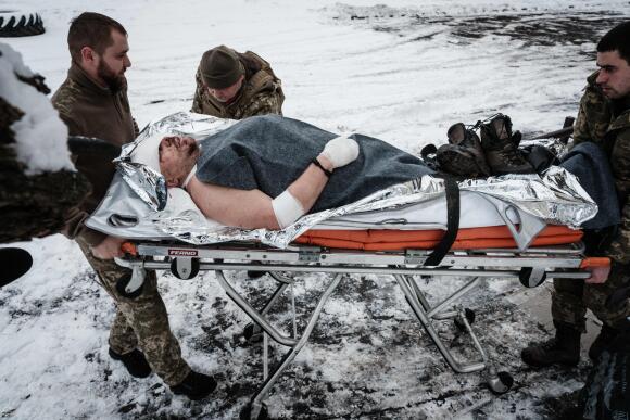 Des ambulanciers ukrainiens transfèrent un patient traité en urgence vers un hôpital, dans la région de Donetsk, le 29 janvier 2023.
