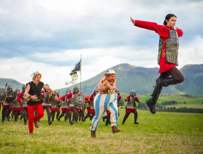 De gauche à droite : Astérix (Guillaume Canet), Obélix (Gilles Lelouch) et Princesse Fu Yi (Julie Chen) dans 