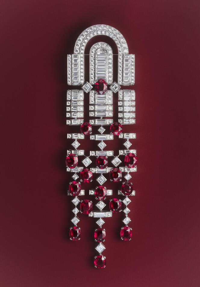 Broche Boucheron, collection Like a Queen. Version broche du collier serti de 17 rubis ovales du Mozambique, pavé de diamants, sur or blanc.