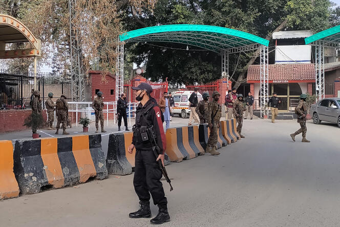 Agentes encargados de hacer cumplir la ley hacen guardia frente a la sede de la policía después de una explosión en una mezquita en Peshawar, Pakistán, el 30 de enero.