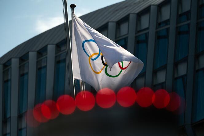 Premio de fotografía en marzo de 2021, mostrando la bandera olímpica en la sede del Comité Olímpico Internacional, en Lausana. 