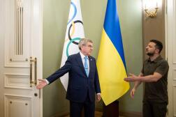 Volodymyr Zelensky avec le président du Comité international olympique (CIO) Thomas Bach, à Kiev, le 3 juillet 2022.