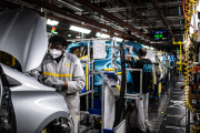 Production d’une Nissan Micra dans l’usine Renault de Flins (Yvelines), le 6  mai  2020.