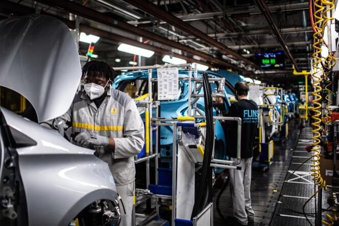 Producción de un Nissan Micra en la planta de Renault en Flins (Yvelines), 6 de mayo de 2020.