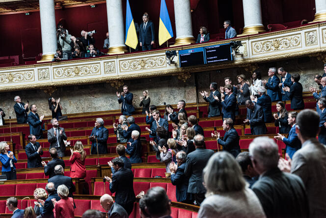 Los parlamentarios aplauden al embajador de Ucrania en Francia, Vadym Omelchenko, durante un debate sobre la situación en Ucrania, en la Asamblea Nacional, en París, el 3 de octubre de 2022.