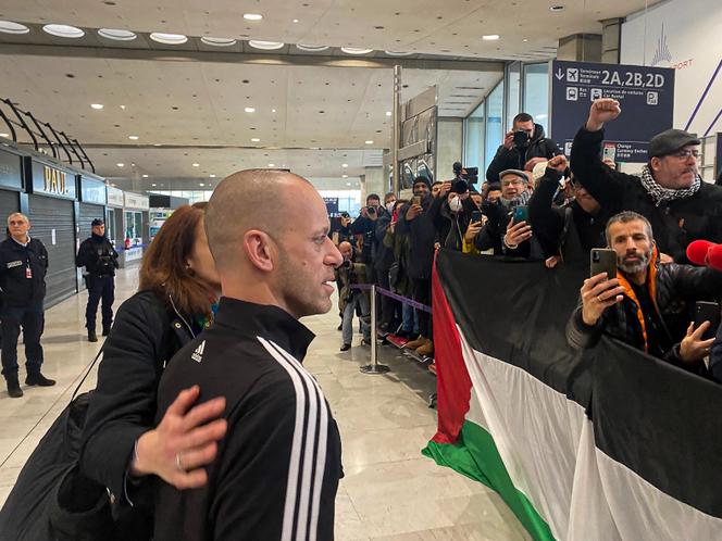El abogado franco-palestino Salah Hamouri a su llegada al aeropuerto de París Roissy, tras ser expulsado de Israel, el 18 de diciembre de 2022.