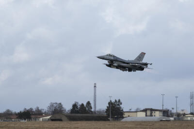 Un F-16 Fighting Falcon de l’US Air Force au départ de la base aérienne de Spangdahlem (Allemagne), le 11 février 2022.