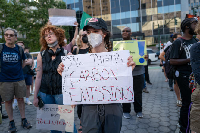 Des militants du mouvement Extinction Rebellion manifestent contre une décision de la Cour suprême américaine limitant les pouvoirs de l’Agence de protection de l’environnement, à New York, le 30 juin 2022. 