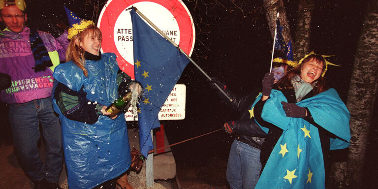 People from Scheibenhard, a village which was divided since 1815 by the French-German border, celebrate the reunification of their village after the introduction of Single market in Europe for the members of the EC, 01 January 1993.    AFP PHOTO/JEAN-PHILIPPE KSIAZEK (Photo by JEAN-PHILIPPE KSIAZEK / AFP)