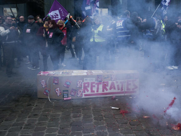 Début de la manifestation contre la réforme des retraites, à Valenciennes, mardi 31 janvier.