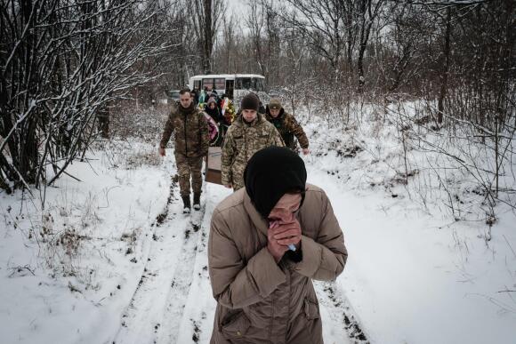 Natalia Shalashnaya était le tuteur légal du défunt, pleure en assistant à la procession funéraire de Korovniy dans un cimetière de Sloviansk, le 30 janvier 2023.
