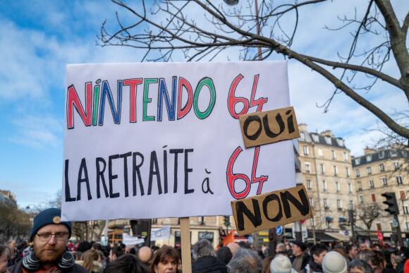 Une pancarte brandie lors de l’élancement du cortège parisien place d’Italie, le 31 janvier 2023.