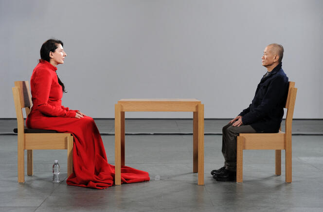 L’artiste Marina Abramovic (à gauche), lors de la soirée d’ouverture de l’exposition « Marina Abramovic : l’artiste est présent », au Museum of Modern Art, à New York, le 9 mars 2010.